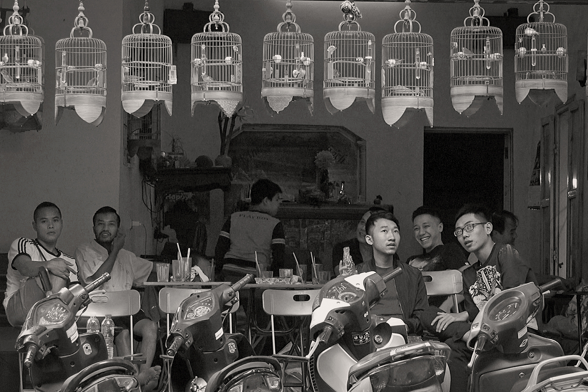 Christoph Radke, Vietnam, Hanoi, junge Männer dun Vogelkäfige, 2018